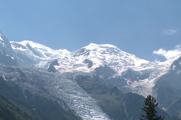 Les compagnies des guides de Chamonix et Saint-Gervais suspendent temporairement l'ascension du mont Blanc par le couloir du Goûter à cause des nombreux éboulements.