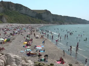 Cette plage de Saint-Jouin Bruneval (en Baie de Seine) est souvent très fréquentée par les baigneurs lors de la saison estivale.