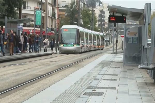 Centre de Châtillon : c'est à cet arrêt de tramway de la ligne T6 que trois jeunes ont été blessés par arme à feu ce lundi 28 octobre.