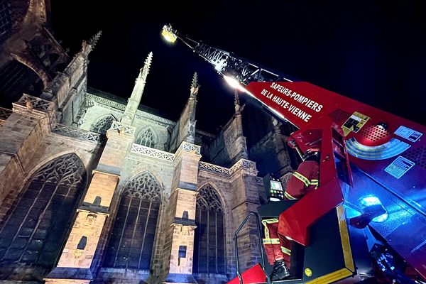 La grande échelle des pompiers de Limoges déployée devant la cathédrale de Limoges mardi 5 otcobre pour un exercice