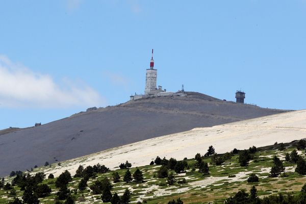 Le Mont-Ventoux culmine à près de 2000 mètres