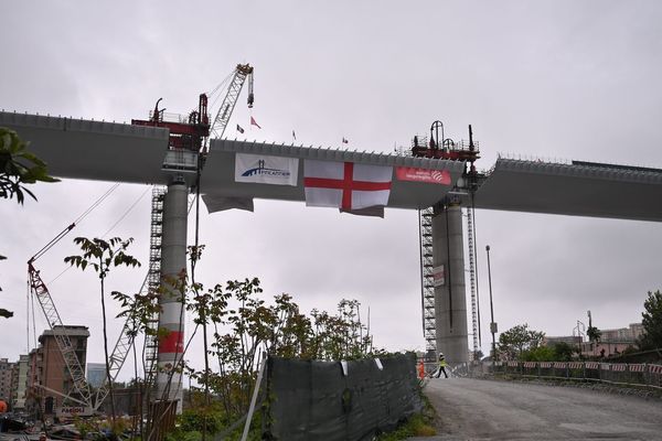 La pose du dernier tronçon de ce viaduc d'environ un kilomètre de long, enjambant une partie de la ville, a débuté lundi après-midi et s'est achevée ce mardi 28 avril 2020 en fin de matinée.