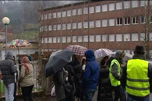 Une vingtaine de parents d'élèves ont manifesté devant le collège Reber : ils s'inquiètent de la nouvelle carte des zones d'éducation prioritaire.