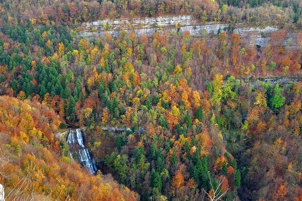 Vue sur les cascades du Hérisson dans le Jura.