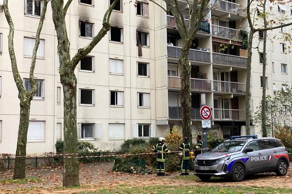 Un incendie mortel à Vaulx-en-Velin a fait 10 morts et plusieurs blessés dont 4 en urgence absolue. Sur la façade du 12 rue des barques, les stigmates encore visibles ce vendredi matin. 16/12/22