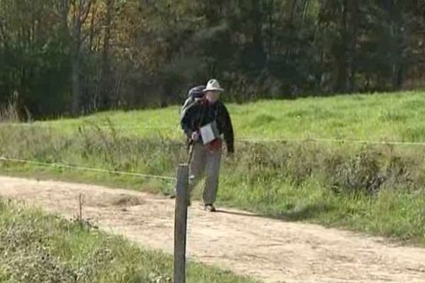 Depuis début septembre, Henri Durieux a entrepris un tour des casernes de Haute-Loire. 1000 kilomètres à pied pour sensibiliser le grand public et pour lever des fonds pour son projet : créer un village de l'entraide pour les sapeurs-pompiers en difficultés.