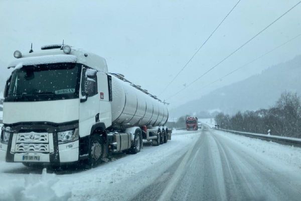  La préfecture du Cantal a décidé l'obligation de port d'équipements pour la neige pour les camions de plus de 7,5 tonnes ce jeudi 10 décembre. 